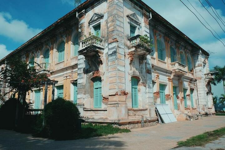 Dinh thự Pháp cổ bỏ hoang hàng trăm năm: Biểu tượng quyền lực một thời đất phương Nam, nay là di sản bị lãng quên giữa lòng phố thị- Ảnh 3. Dinh thự Pháp cổ bỏ hoang hàng trăm năm: Biểu tượng quyền lực một thời đất phương Nam, nay là di sản bị lãng quên giữa lòng phố thị- Ảnh 3.
