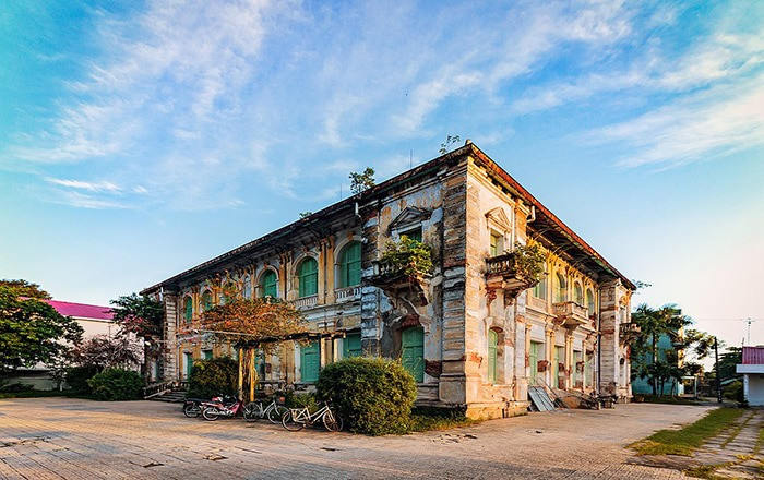 Dinh thự Pháp cổ bỏ hoang hàng trăm năm: Biểu tượng quyền lực một thời đất phương Nam, nay là di sản bị lãng quên giữa lòng phố thị- Ảnh 1. Dinh thự Pháp cổ bỏ hoang hàng trăm năm: Biểu tượng quyền lực một thời đất phương Nam, nay là di sản bị lãng quên giữa lòng phố thị- Ảnh 1.