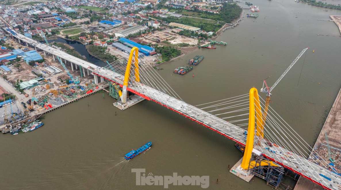 Chỉ vài ngày nữa, cây cầu 2.300 tỷ kết nối ‘đảo tỷ phú’ của ông Phạm Nhật Vượng với trung tâm TP. Hải Phòng sẽ thông xe- Ảnh 2. Chỉ vài ngày nữa, cây cầu 2.300 tỷ kết nối ‘đảo tỷ phú’ của ông Phạm Nhật Vượng với trung tâm TP. Hải Phòng sẽ thông xe- Ảnh 2.