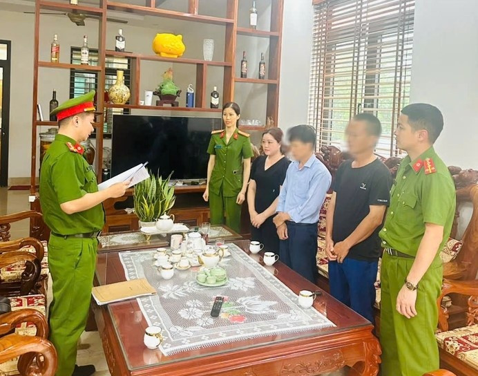 Khởi tố nữ chủ xưởng sản xuất hàng trăm kg khô gà, khô bò, bánh tráng trộn,... bằng nguyên liệu trôi nổi
