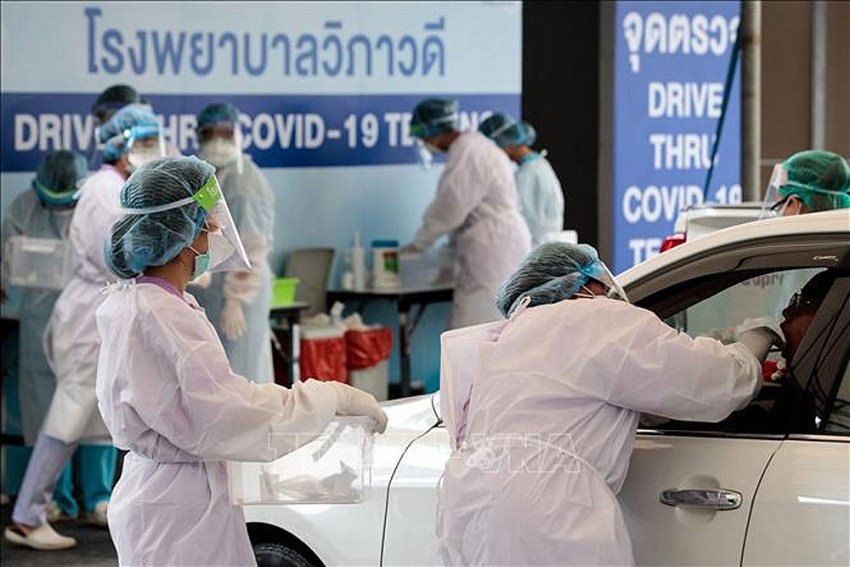 COVID-19 trở lại: Thái Lan vượt 71.000 ca, Singapore tăng 30% người nhập viện – ngành hàng không chịu áp lực