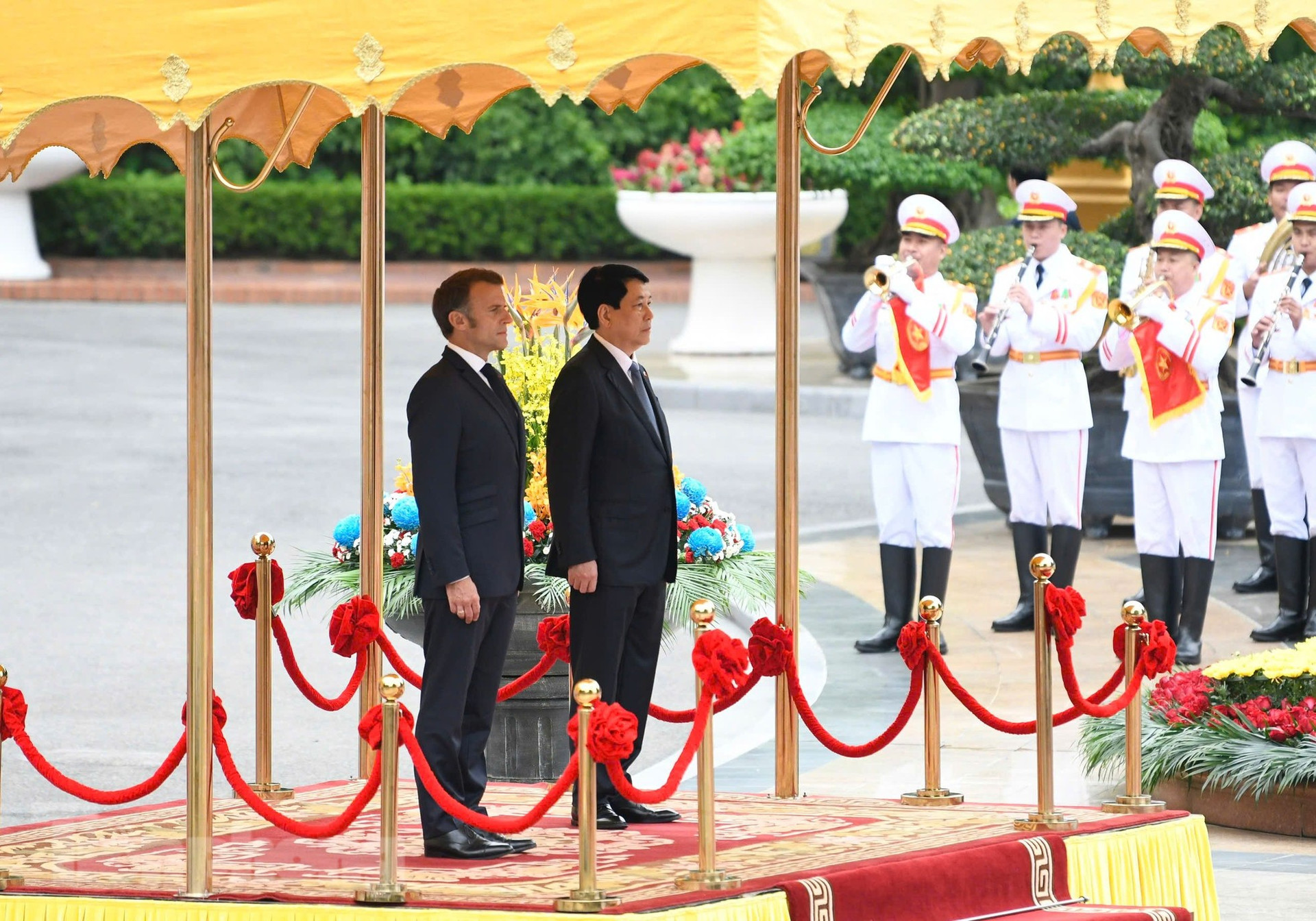 Chủ tịch nước Lương Cường chủ trì lễ đón Tổng thống Pháp Emmanuel Macron ảnh 5