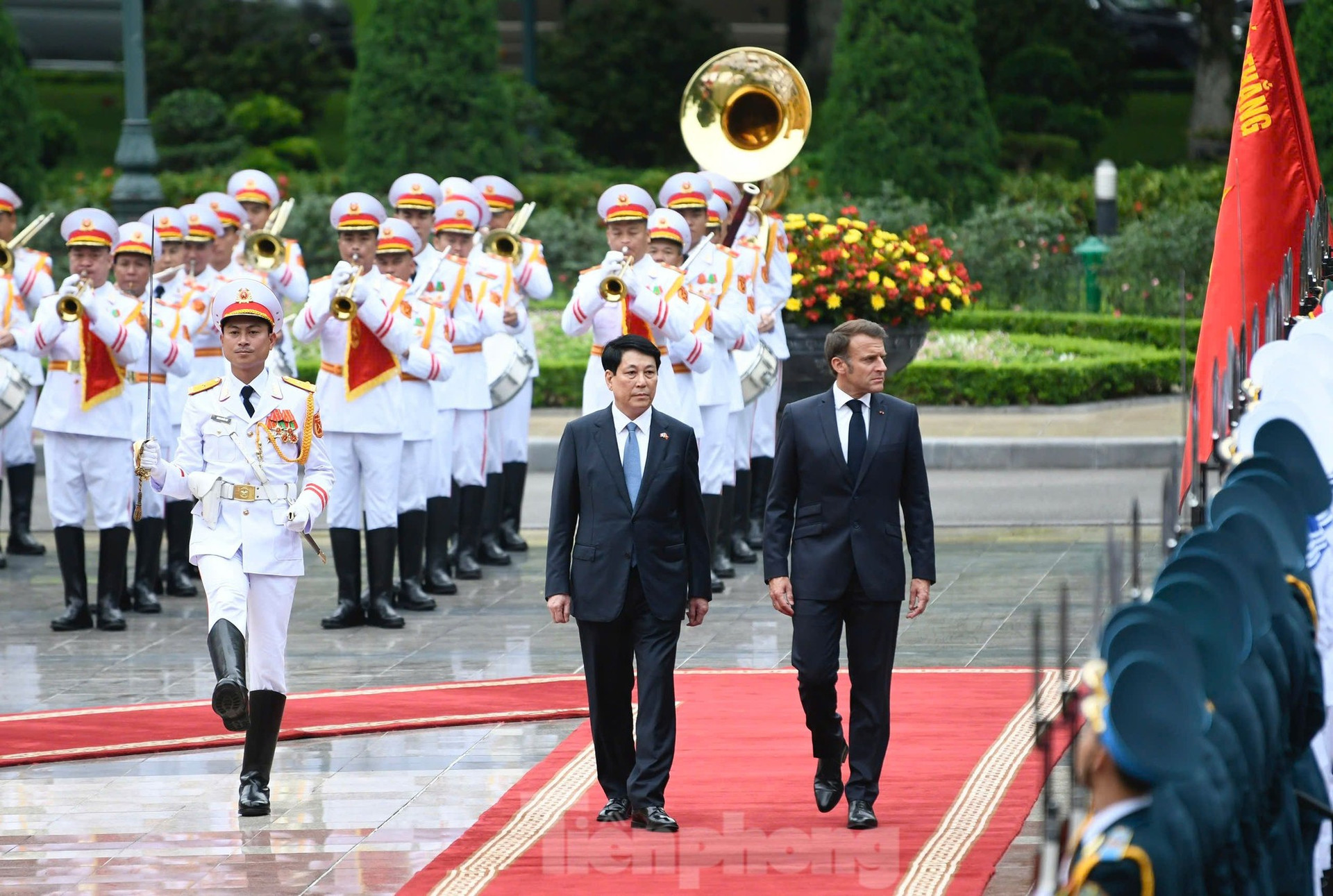 Chủ tịch nước Lương Cường chủ trì lễ đón Tổng thống Pháp Emmanuel Macron ảnh 7