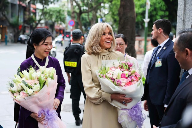 Phu nhân Ngô Phương Ly cùng Phu nhân Tổng thống Pháp xem các tác phẩm mỹ thuật tiêu biểu của Việt Nam ảnh 2