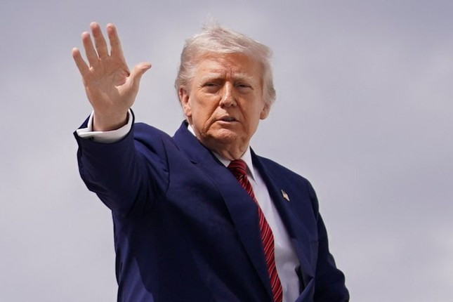 Tổng thống Trump nói Mỹ muốn sản xuất xe tăng, không phải áo phông ảnh 1