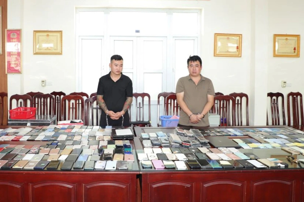 Bắt Nguyễn Duy Phương sinh năm 2002 và 6 đồng bọn, thu giữ 319 điện thoại di động - ảnh 2