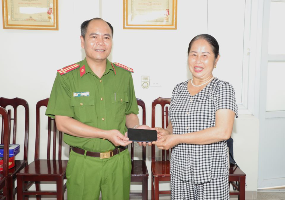 Bắt Nguyễn Duy Phương sinh năm 2002 và 6 đồng bọn, thu giữ 319 điện thoại di động - ảnh 4