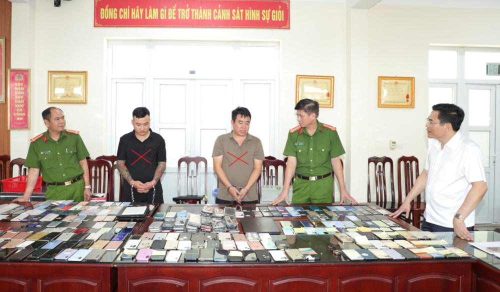 Bắt Nguyễn Duy Phương sinh năm 2002 và 6 đồng bọn, thu giữ 319 điện thoại di động - ảnh 1