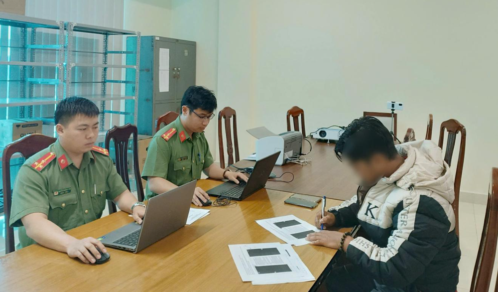 Triệu tập cựu nhân viên ngân hàng Hoàng Văn Phúc sinh năm 1997