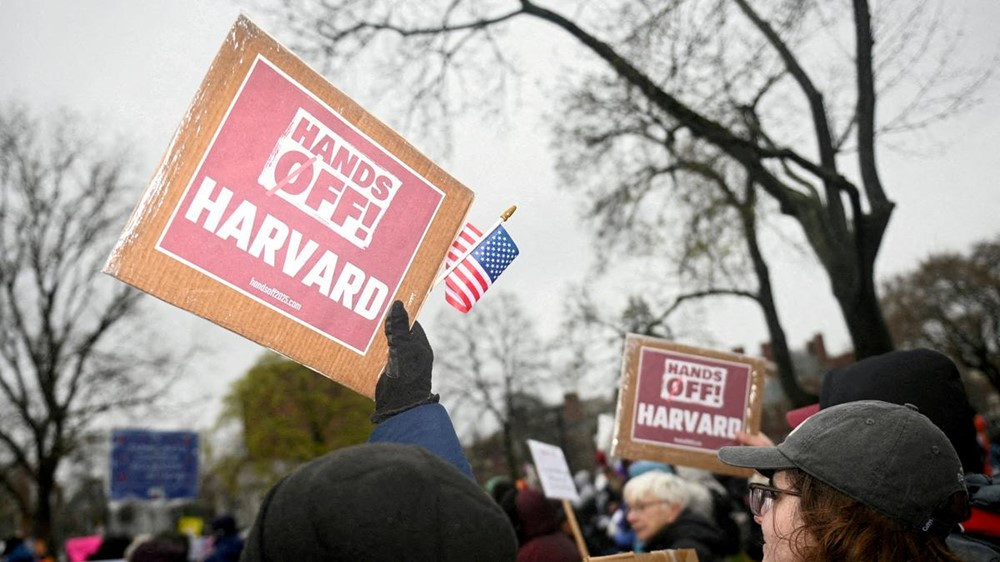 Ông Trump chỉ trích Harvard ưu ái sinh viên nước ngoài, khiến người Mỹ khó chen chân - ảnh 1