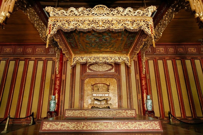 Phó Thủ tướng yêu cầu kiểm điểm tổ chức, cá nhân trong vụ việc đập gãy Ngai vàng vua triều Nguyễn, báo cáo trước ngày 1/6 - ảnh 1
