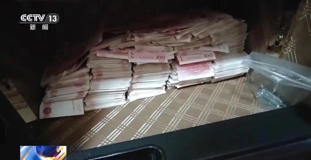 Tịch thu lượng lớn vàng cùng hàng trăm tỷ đồng tại nhà một nhân viên sàn thương mại điện tử - ảnh 2