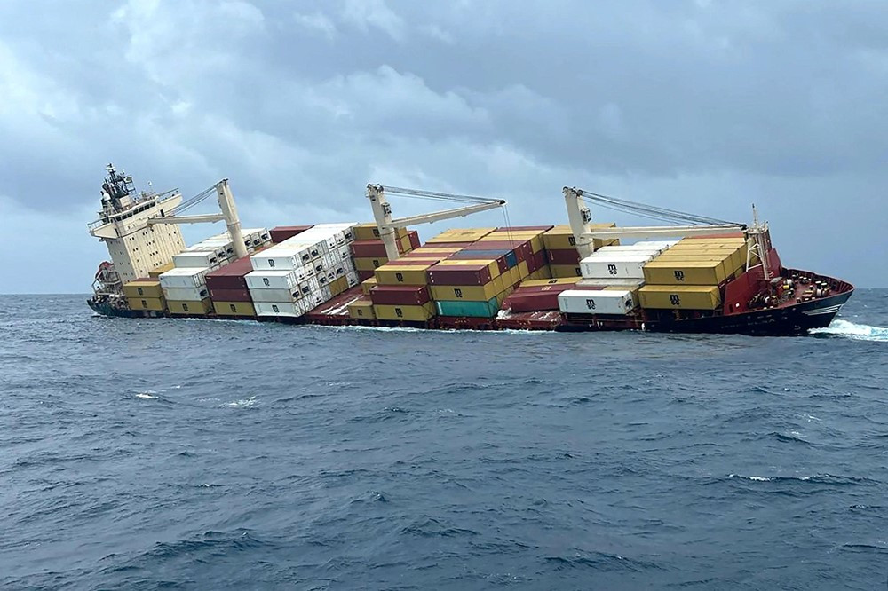 Tàu chở 640 container bị lật ngoài khơi, nguy cơ rò rỉ hóa chất cực độc ra biển - ảnh 1