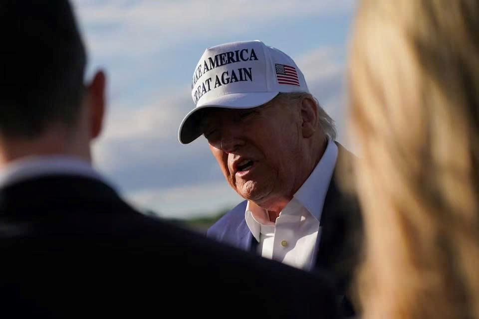 Ông Trump ‘dội gáo nước lạnh’ lên ngành dệt may: ‘Mỹ làm xe tăng, không làm áo thun!’ - ảnh 1