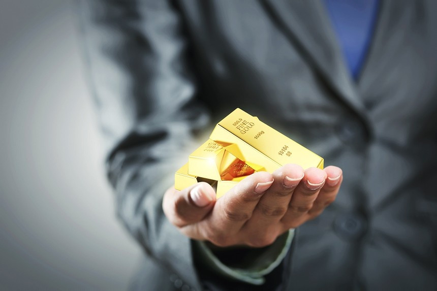 Giá vàng rơi thẳng đứng từ đỉnh 3.600 USD sau 'cú lật kèo' thuế Mỹ – EU: Nhà đầu tư có nên bắt đáy?