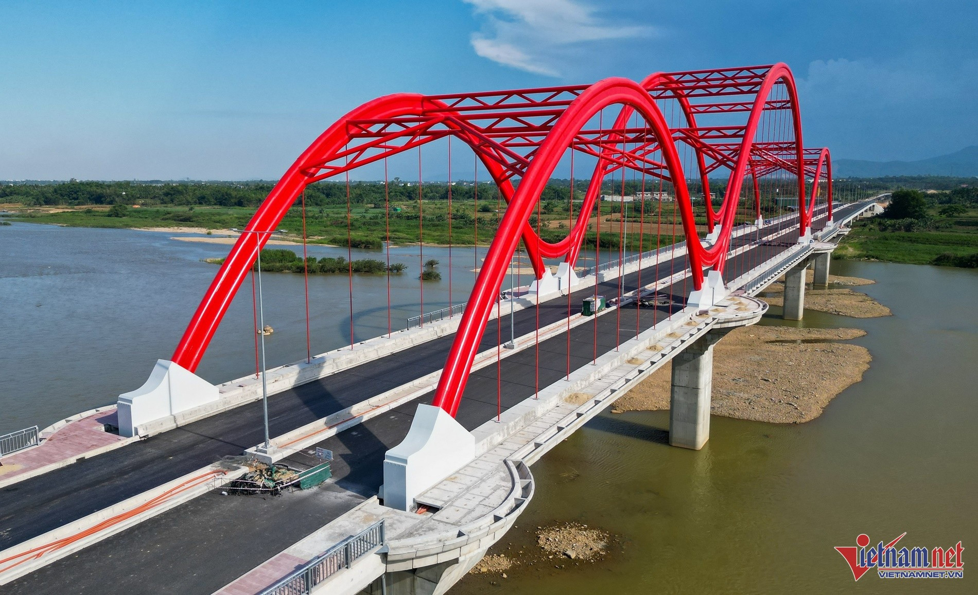 Cầu vòm thép trăm tỷ đầu tiên ở Quảng Ngãi vẫn lận đận tìm tên gọi trước ngày thông xe- Ảnh 1. Cầu vòm thép trăm tỷ đầu tiên ở Quảng Ngãi vẫn lận đận tìm tên gọi trước ngày thông xe- Ảnh 1.
