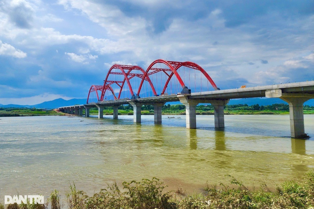 Cầu vòm thép trăm tỷ đầu tiên ở Quảng Ngãi vẫn lận đận tìm tên gọi trước ngày thông xe- Ảnh 2. Cầu vòm thép trăm tỷ đầu tiên ở Quảng Ngãi vẫn lận đận tìm tên gọi trước ngày thông xe- Ảnh 2.
