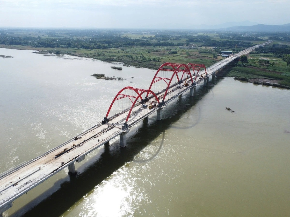 Cầu vòm thép trăm tỷ đầu tiên ở Quảng Ngãi vẫn lận đận tìm tên gọi trước ngày thông xe- Ảnh 3. Cầu vòm thép trăm tỷ đầu tiên ở Quảng Ngãi vẫn lận đận tìm tên gọi trước ngày thông xe- Ảnh 3.