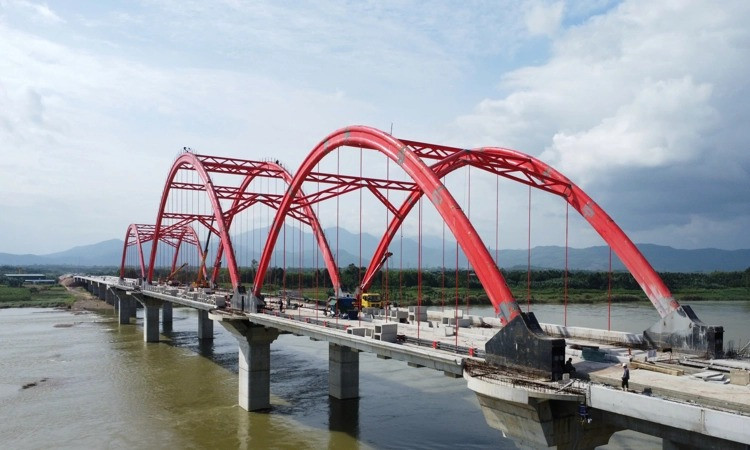 Cầu vòm thép trăm tỷ đầu tiên ở Quảng Ngãi vẫn lận đận tìm tên gọi trước ngày thông xe- Ảnh 4. Cầu vòm thép trăm tỷ đầu tiên ở Quảng Ngãi vẫn lận đận tìm tên gọi trước ngày thông xe- Ảnh 4.