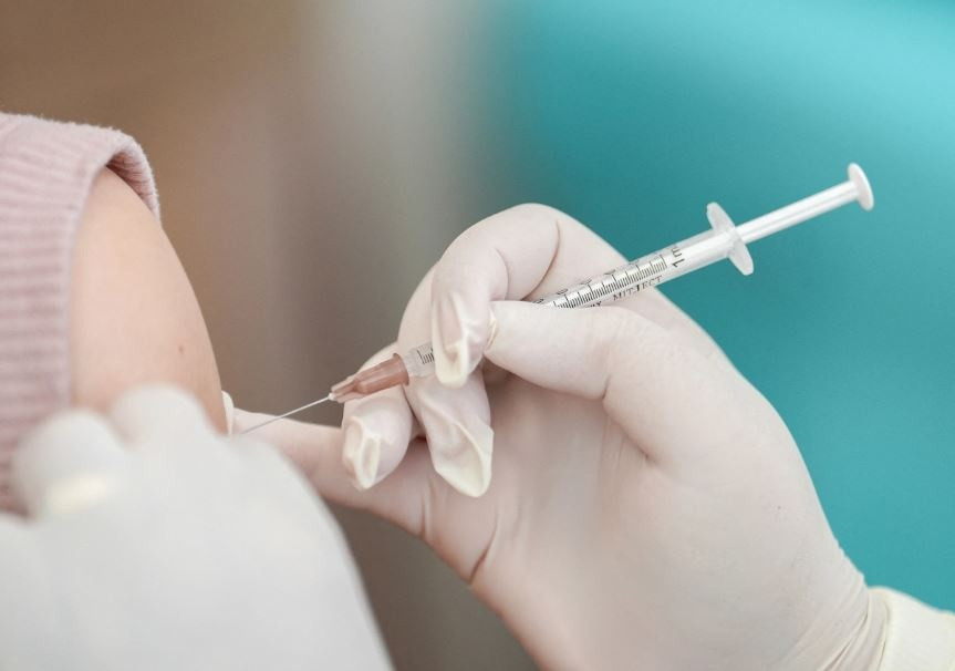 CDC dừng khuyến nghị tiêm vaccine COVID-19 định kỳ cho trẻ em khỏe mạnh và phụ nữ mang thai: Động thái gây tranh vãi từ chính quyền Trump