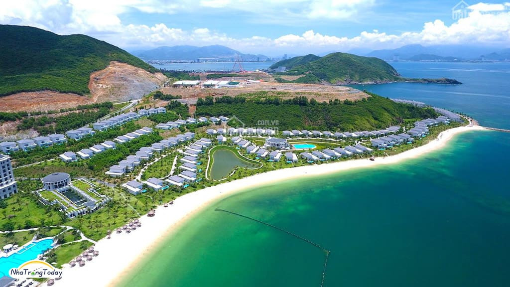 Hòn đảo sắp đấu giá 2 khu phức hợp gần 200ha: Nằm trên vịnh biển đẹp bậc nhất cả nước, sở hữu tuyến cáp treo vượt biển đầu tiên của Việt Nam- Ảnh 1. Hòn đảo sắp đấu giá 2 khu phức hợp gần 200ha: Nằm trên vịnh biển đẹp bậc nhất cả nước, sở hữu tuyến cáp treo vượt biển đầu tiên của Việt Nam- Ảnh 1.