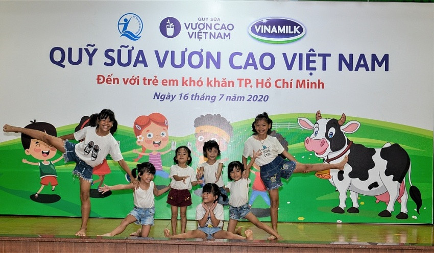 Vinamilk (VNM) đề xuất được cung cấp sữa cho gần 1 triệu trẻ em bậc mầm non, tiểu học