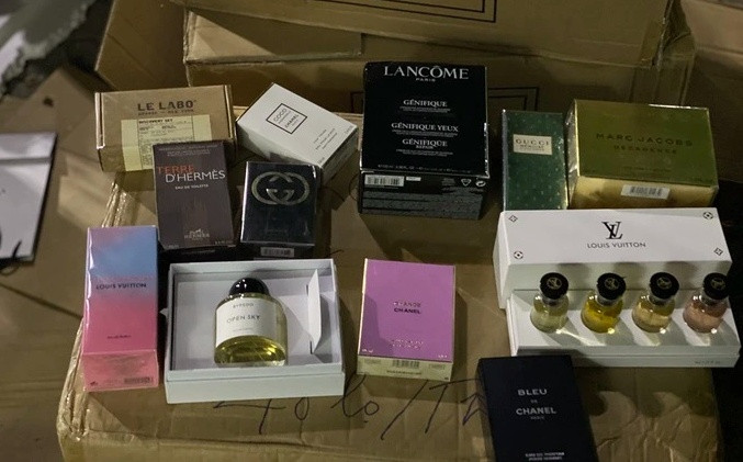 Hàng nghìn chai nước hoa nghi giả Chanel, Dior bị phát hiện giữa lòng phố cổ Hà Nội