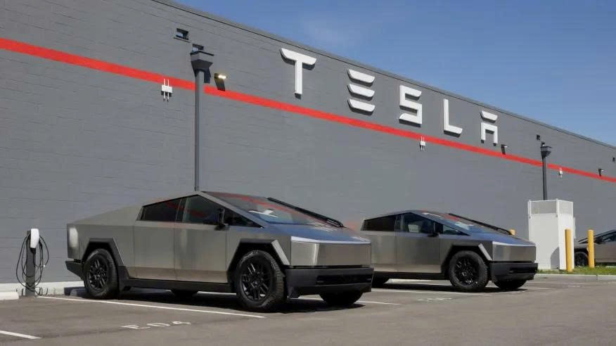 Cybertruck chưa chạy đã xuống cấp: Khách hàng tố Tesla bán xe mới nhưng đã phơi mưa phơi nắng ngoài bãi suốt 4 tháng trời - ảnh 1