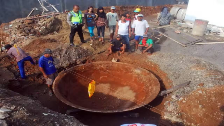 Đào móng xây nhà, người dân phát hiện cổ vật khổng lồ kỳ lạ có thể chứa 20 người, công trường bị phong tỏa gấp, ‘kho báu’ dần lộ diện - ảnh 1