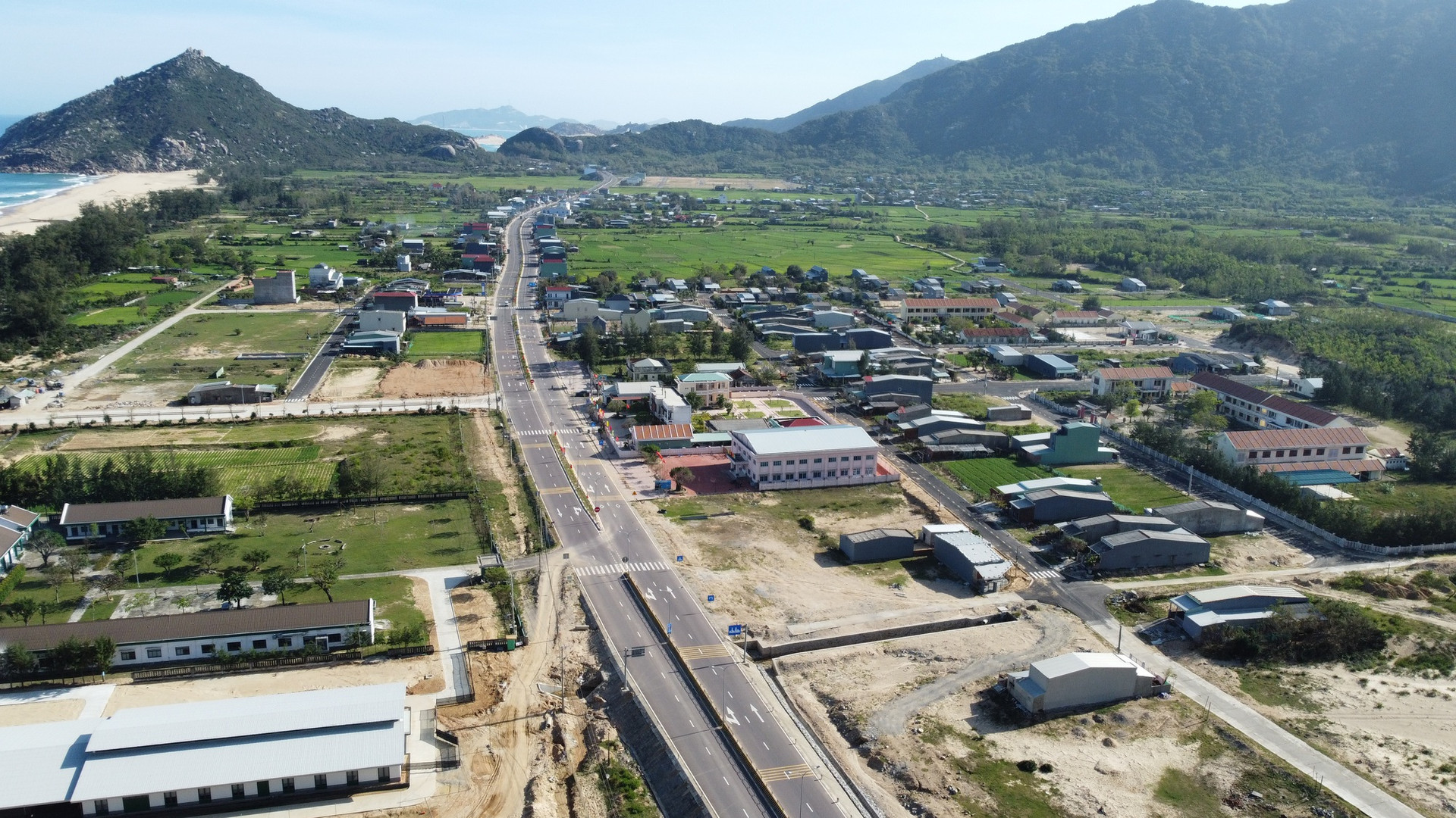 Cung đường ven biển nghìn tỷ đẹp bậc nhất Việt Nam, được ví như 'đường bờ Tây nước Mỹ' đang ngày càng hoàn thiện- Ảnh 6. Cung đường ven biển nghìn tỷ đẹp bậc nhất Việt Nam, được ví như 'đường bờ Tây nước Mỹ' đang ngày càng hoàn thiện- Ảnh 6.