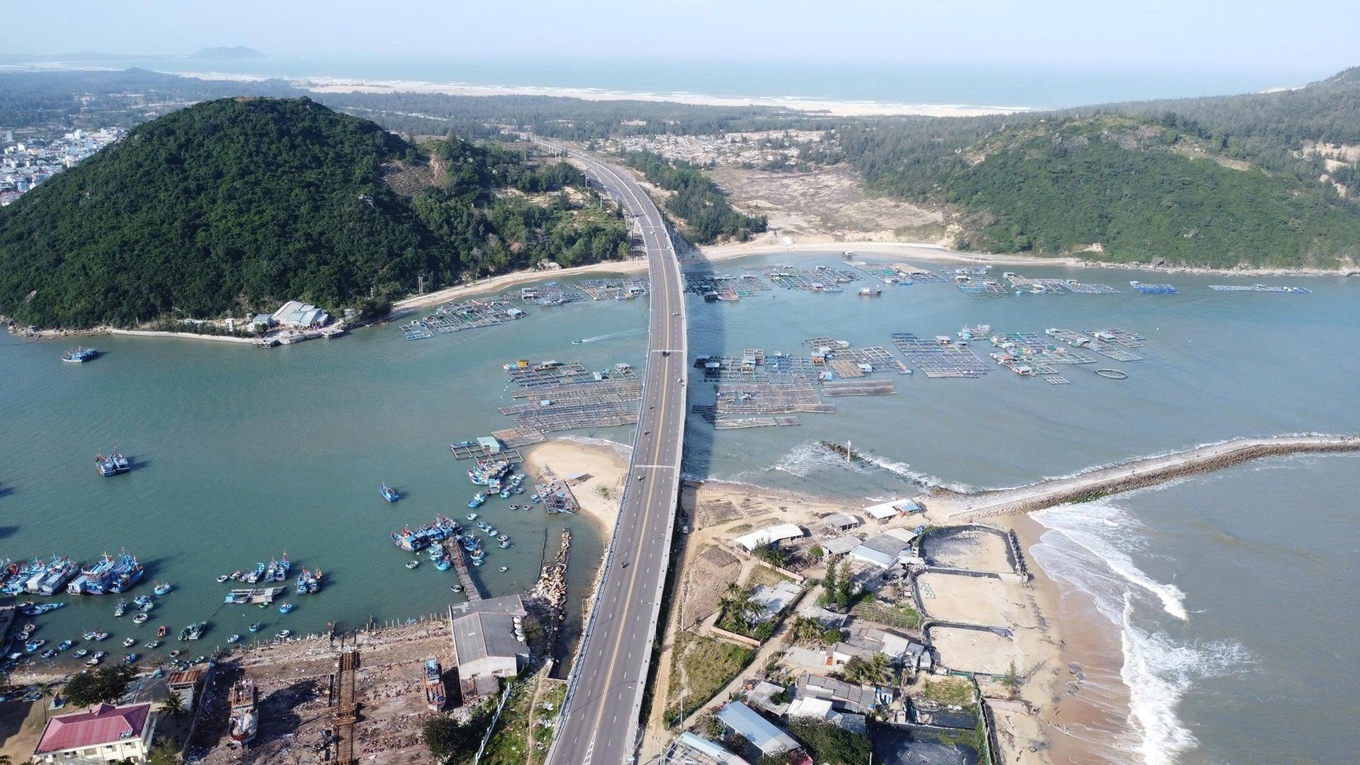 Cung đường ven biển nghìn tỷ đẹp bậc nhất Việt Nam, được ví như 'đường bờ Tây nước Mỹ' đang ngày càng hoàn thiện- Ảnh 4. Cung đường ven biển nghìn tỷ đẹp bậc nhất Việt Nam, được ví như 'đường bờ Tây nước Mỹ' đang ngày càng hoàn thiện- Ảnh 4.