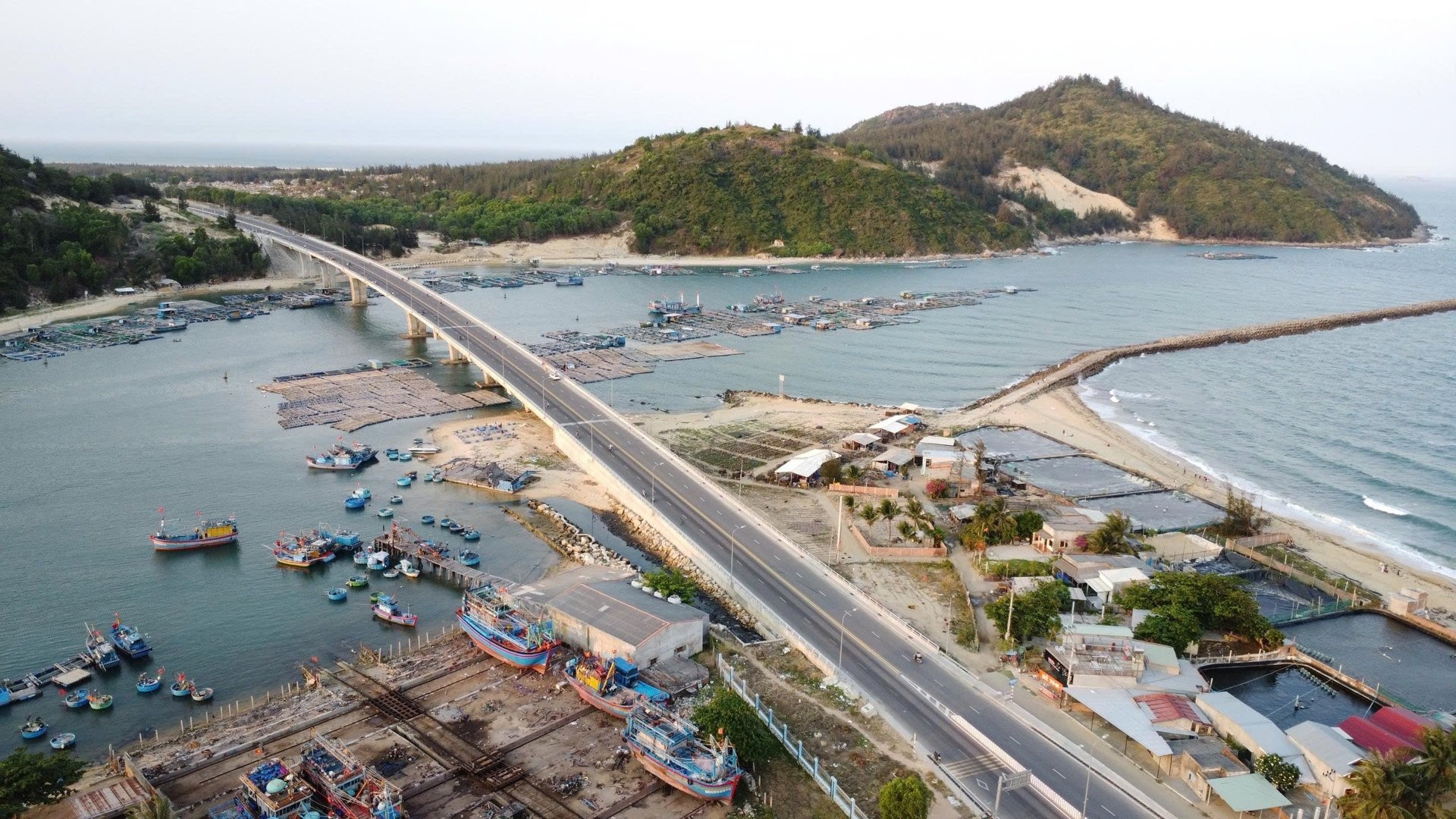 Cung đường ven biển nghìn tỷ đẹp bậc nhất Việt Nam, được ví như 'đường bờ Tây nước Mỹ' đang ngày càng hoàn thiện- Ảnh 3. Cung đường ven biển nghìn tỷ đẹp bậc nhất Việt Nam, được ví như 'đường bờ Tây nước Mỹ' đang ngày càng hoàn thiện- Ảnh 3.