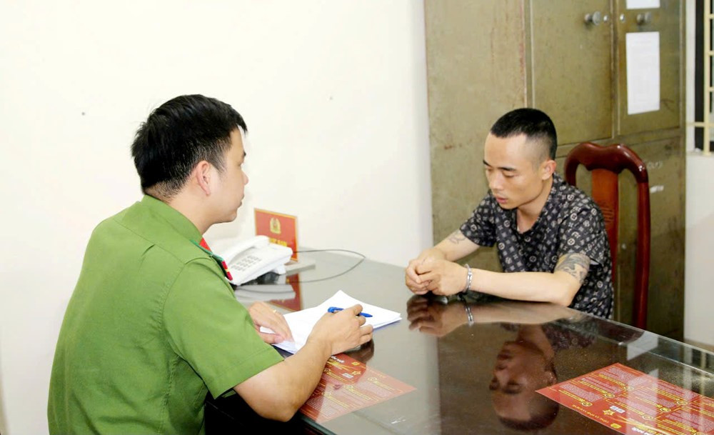 Người đàn ông họ Cồ đến tiệm vàng bán nhẫn, dây chuyền, lắc tay, chủ tiệm lập tức trình báo, bị công an bắt giữ - ảnh 1