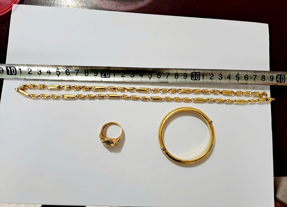 Người đàn ông họ Cồ đến tiệm vàng bán nhẫn, dây chuyền, lắc tay, chủ tiệm lập tức trình báo, bị công an bắt giữ - ảnh 2