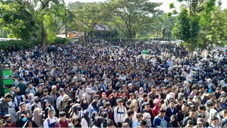 Hơn 25.000 người chen lấn, xô đẩy, nhiều trường hợp ngất xỉu tại hội chợ việc làm ở nền kinh tế số 1 Đông Nam Á - ảnh 1