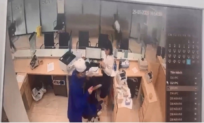 Tìm nghi phạm cướp ngân hàng cao 1,7m, ai thấy gọi ngay 0902.234.668 - ảnh 2