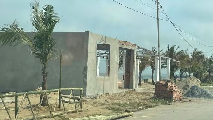Muộn nhất 3 tháng tới, yêu cầu phá dỡ hoàn toàn công trình trái phép trên bờ biển ở Thanh Hóa- Ảnh 2. Muộn nhất 3 tháng tới, yêu cầu phá dỡ hoàn toàn công trình trái phép trên bờ biển ở Thanh Hóa- Ảnh 2.