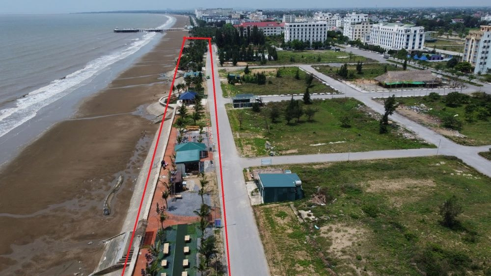 Muộn nhất 3 tháng tới, yêu cầu phá dỡ hoàn toàn công trình trái phép trên bờ biển ở Thanh Hóa- Ảnh 1. Muộn nhất 3 tháng tới, yêu cầu phá dỡ hoàn toàn công trình trái phép trên bờ biển ở Thanh Hóa- Ảnh 1.