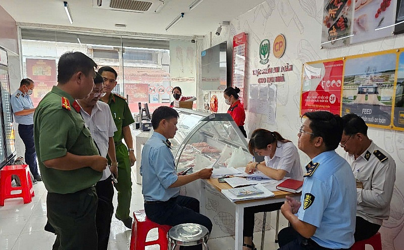 Người tố Công ty C.P. Việt Nam bán thịt heo bẩn kể chuyện bị kẻ lạ 'chém' hụt trong đêm
