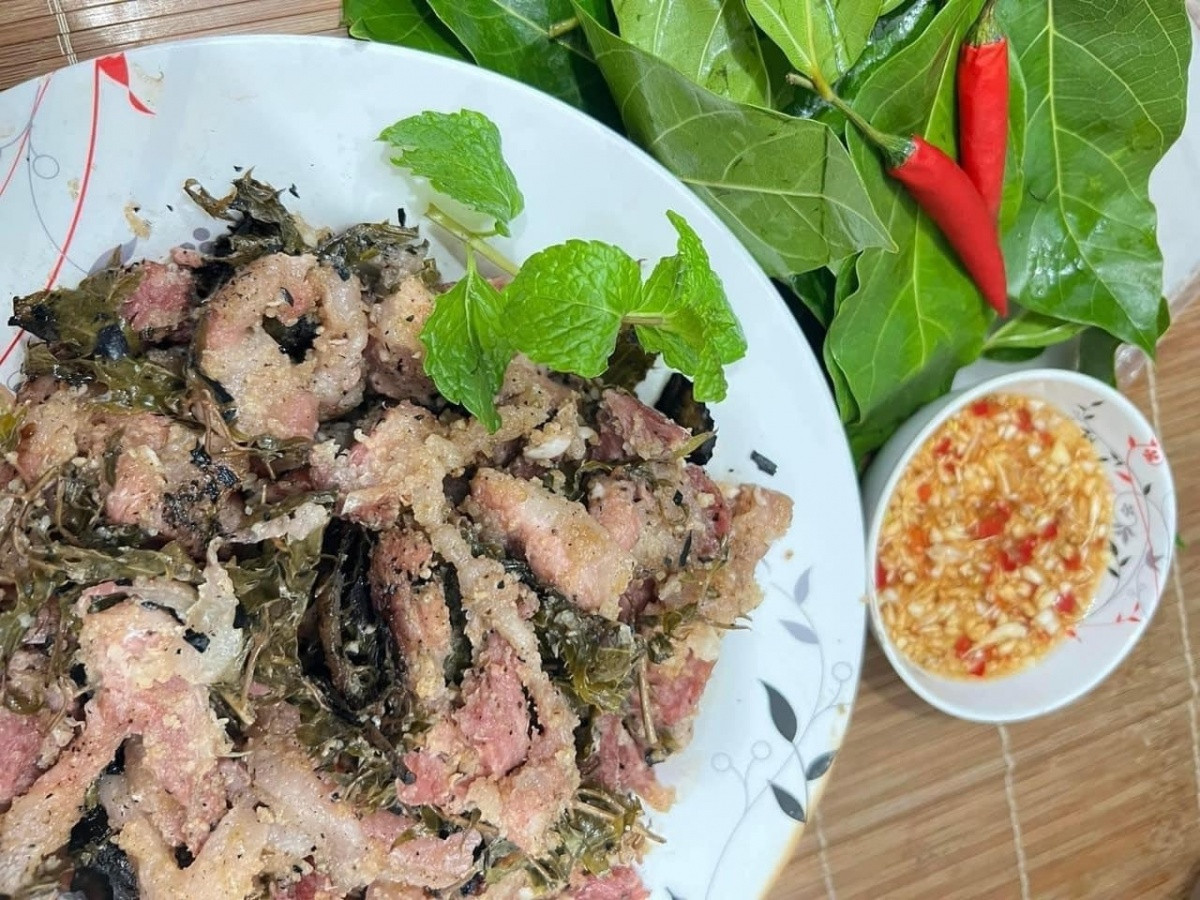 Loại nem ‘độc lạ’ chế biến kỳ công, khi ăn nướng vùi tro bếp ngon nức tiếng ở vùng đất hai Vua Thanh Hoá
