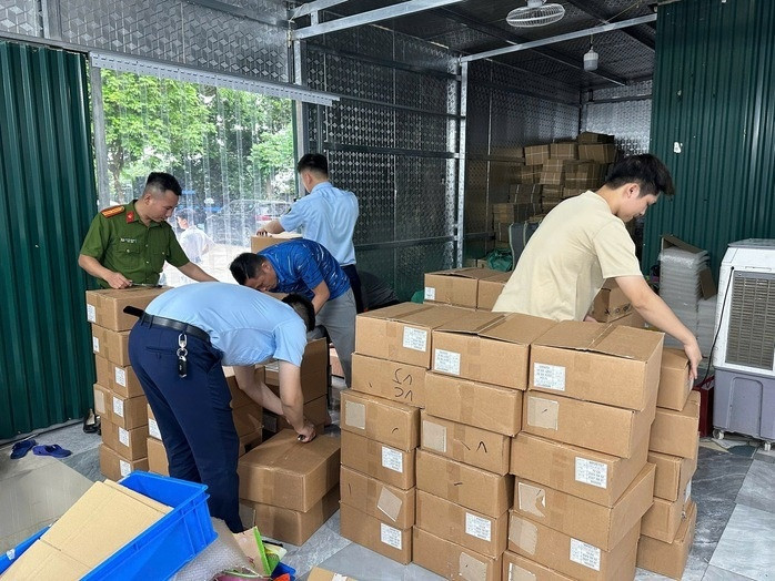 Đột kích kho hơn 5.000 lọ mỹ phẩm nhập lậu giấu trong trường mầm non cũ tại Hà Nội