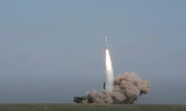 Nga phóng gần 500 tên lửa và máy bay không người lái tấn công Ukraine ảnh 1