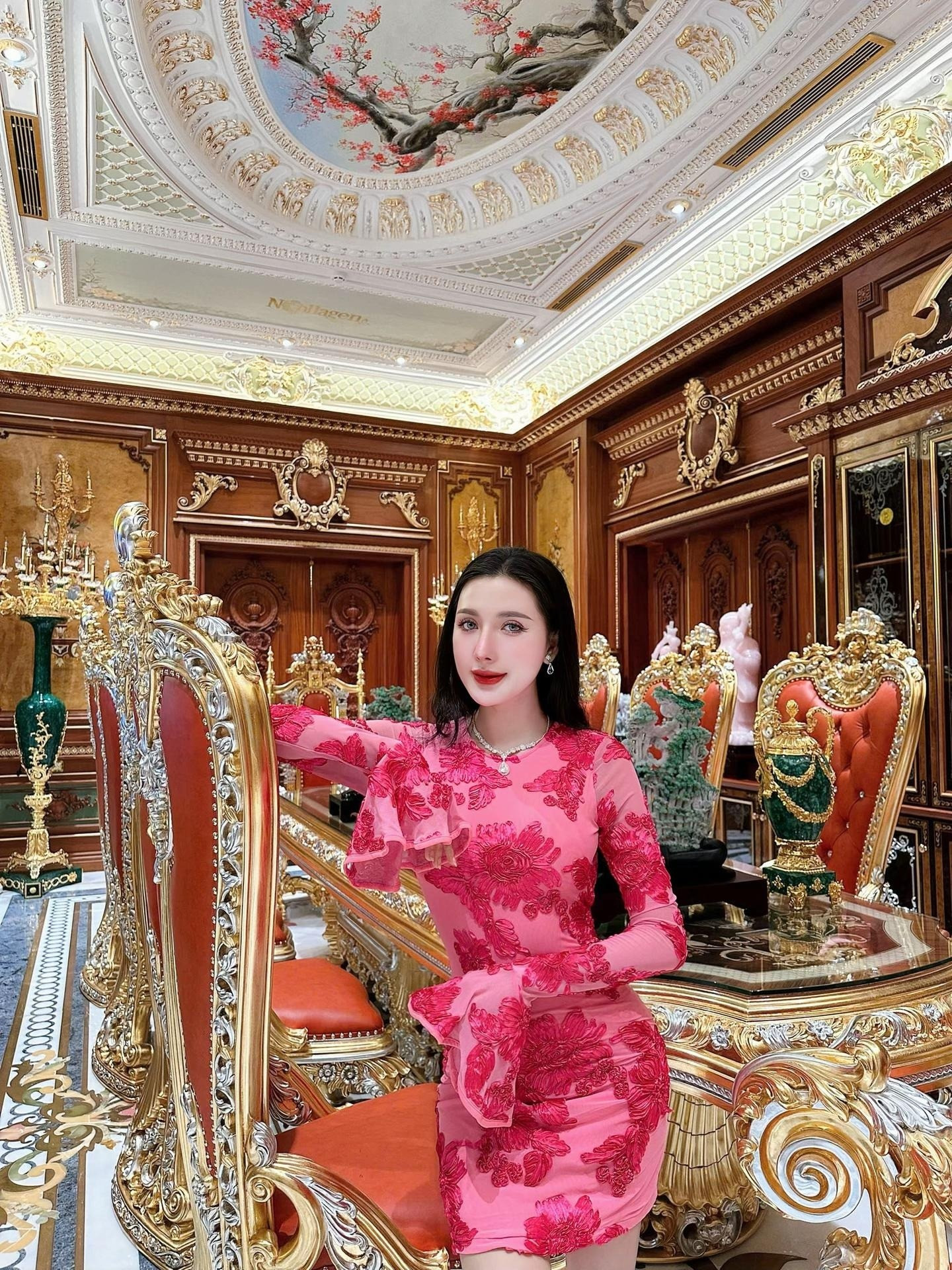 ‘Phú bà Cần Thơ’ sở hữu dinh thự nổi nhất miền Tây: Giá trị 500 tỷ, vướng nghi vấn giống Đoàn Di Băng- Ảnh 2. ‘Phú bà Cần Thơ’ sở hữu dinh thự nổi nhất miền Tây: Giá trị 500 tỷ, vướng nghi vấn giống Đoàn Di Băng- Ảnh 2.