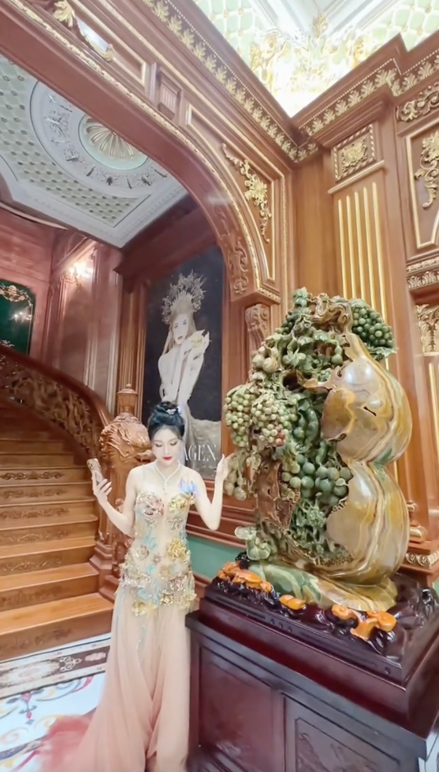 ‘Phú bà Cần Thơ’ sở hữu dinh thự nổi nhất miền Tây: Giá trị 500 tỷ, vướng nghi vấn giống Đoàn Di Băng- Ảnh 3. ‘Phú bà Cần Thơ’ sở hữu dinh thự nổi nhất miền Tây: Giá trị 500 tỷ, vướng nghi vấn giống Đoàn Di Băng- Ảnh 3.