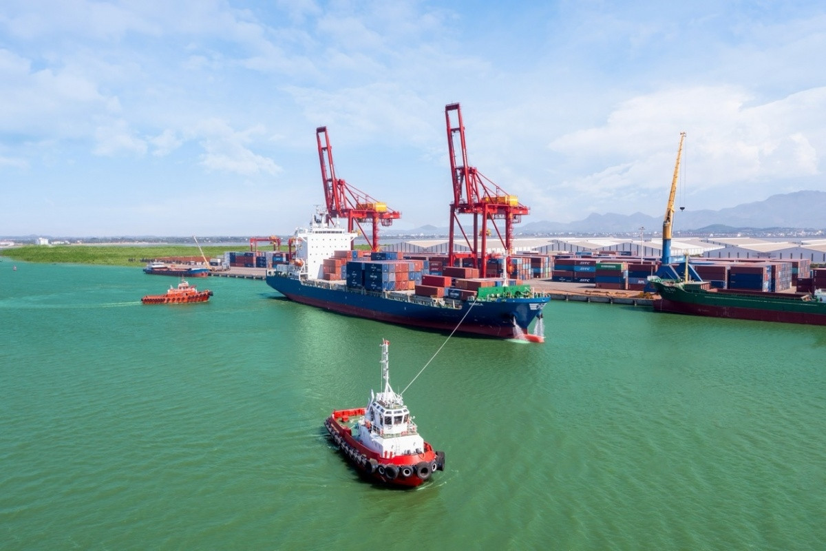 Siêu cảng biển nhà ông Trần Bá Dương vận hành tàu lai dắt mới, hợp lực thành 1 đôi với chiếc cũ