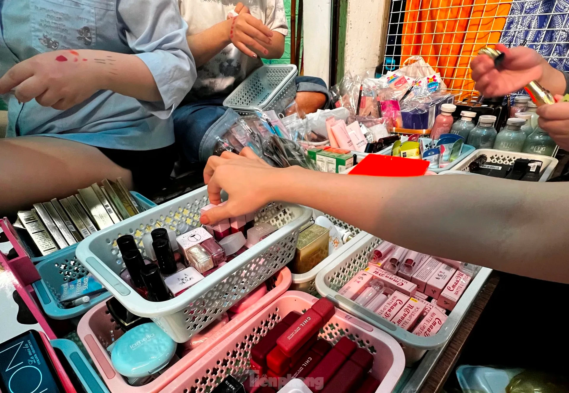 Cận cảnh 'hàng hiệu giá bèo' cần là có ở chợ truyền thống TPHCM ảnh 2