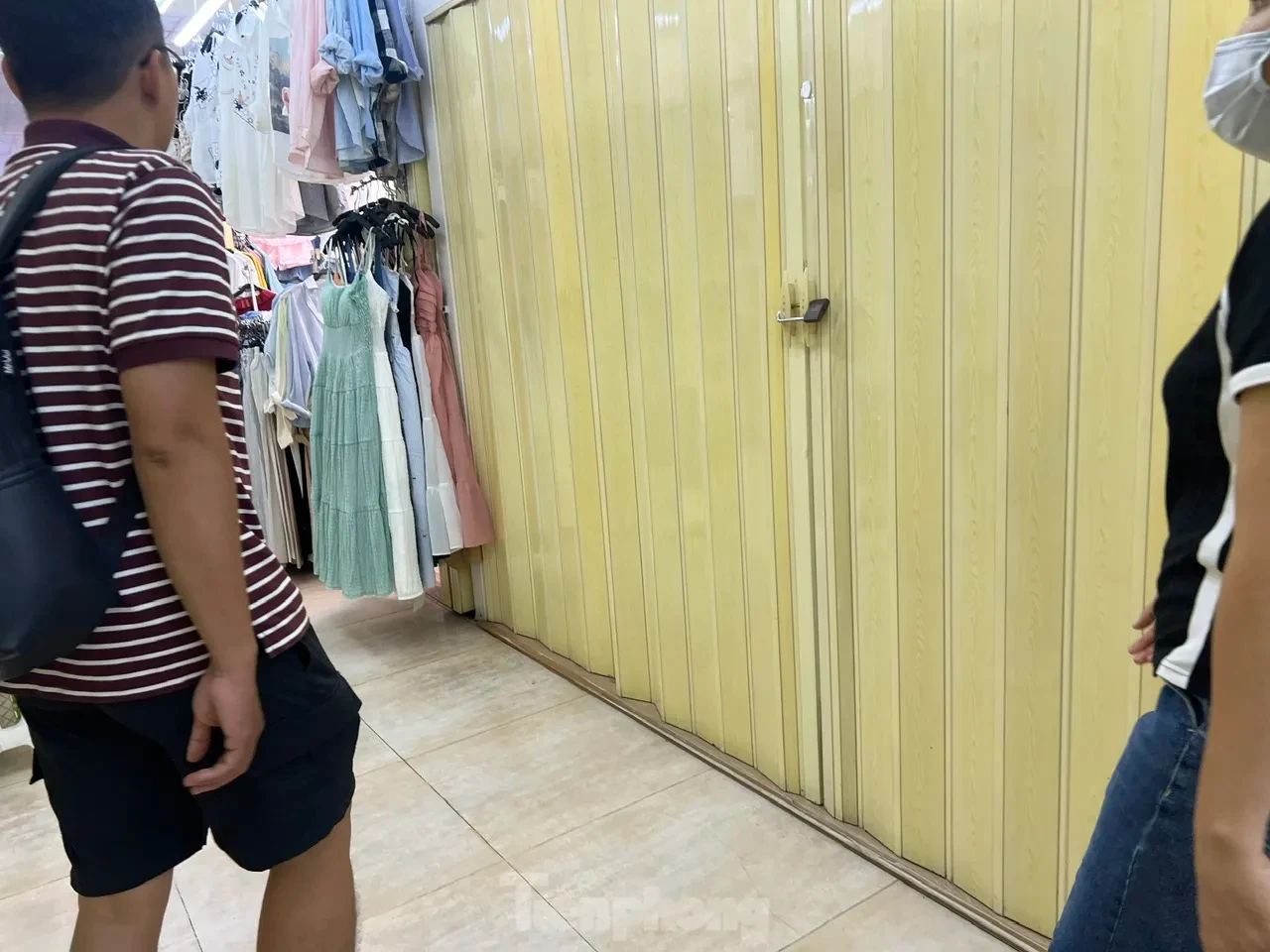 Cận cảnh 'hàng hiệu giá bèo' cần là có ở chợ truyền thống TPHCM ảnh 9