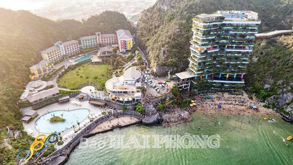 Cảnh tượng 'có một không hai' trong ngày đầu mùa hè ở bãi biển 'hot' nhất nhì miền Bắc, được UNESCO công nhận Di sản thiên nhiên thế giới - ảnh 2
