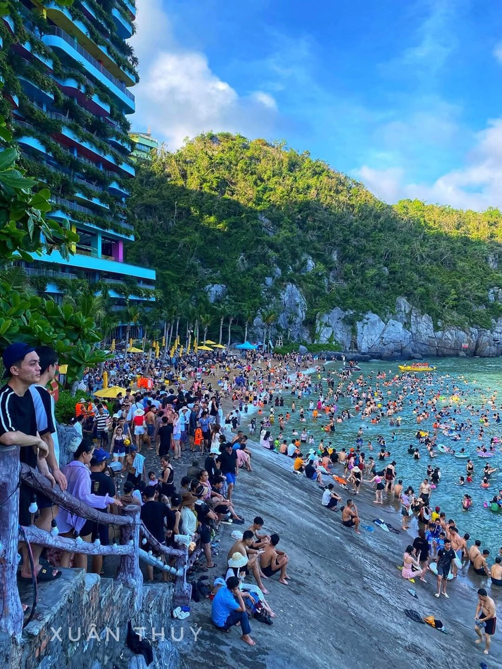 Cảnh tượng 'có một không hai' trong ngày đầu mùa hè ở bãi biển 'hot' nhất nhì miền Bắc, được UNESCO công nhận Di sản thiên nhiên thế giới - ảnh 1
