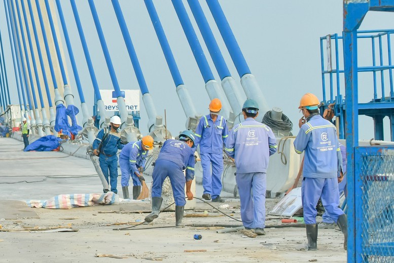 Từ nay, hạn chế phương tiện qua cầu dây văng đầu tiên của Việt Nam - ảnh 1